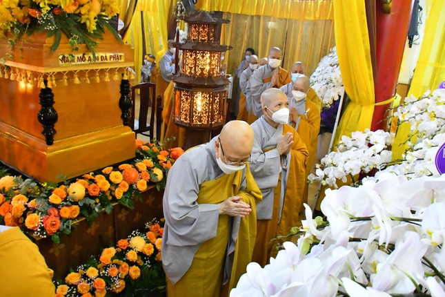 Hữu nhiễm kim quan tiễn biệt vị Ni trưởng giới đức trang nghiêm