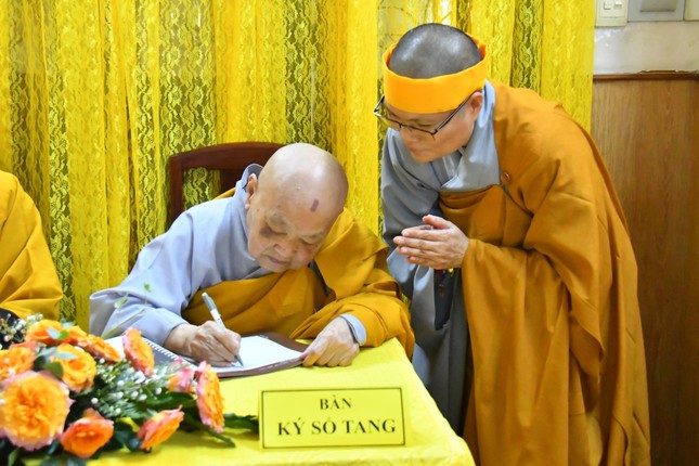 Ni trưởng Thích nữ Tịnh Nguyện viết sổ tang tiễn biệt người pháp lữ đồng hành