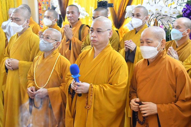 Thượng tọa Thích Minh Nhựt, Trưởng ban Trị sự GHPGVN quận Phú Nhuận phân ưu cùng môn đồ pháp quyến cố Ni trưởng