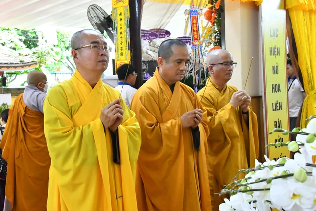 Chư tôn đức Ban Biên tập Báo Giác Ngộ niêm hương tưởng niệm Giác linh Ni trưởng - Ảnh: Đức Thường