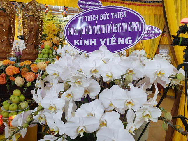 Vòng hoa tưởng niệm của Thượng tọa Thích Đức Thiện kính viếng