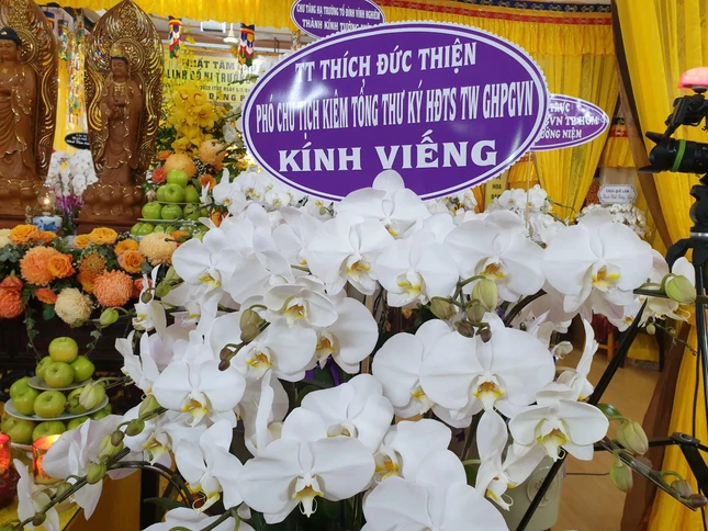 Vòng hoa tưởng niệm của Thượng tọa Thích Đức Thiện kính viếng