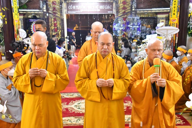 Chư tôn đức Thượng tọa thuộc Văn phòng Hội đồng Chứng minh, Hội đồng Trị sự niêm hương tưởng niệm