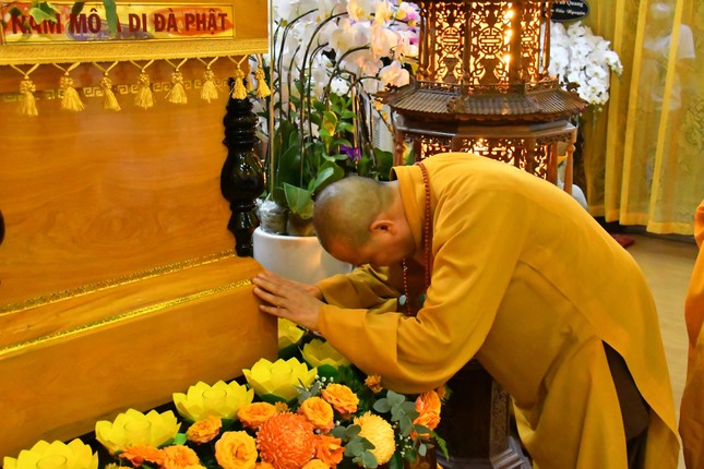 Thượng tọa Thích Nguyên Thành tiễn biệt Ni trưởng