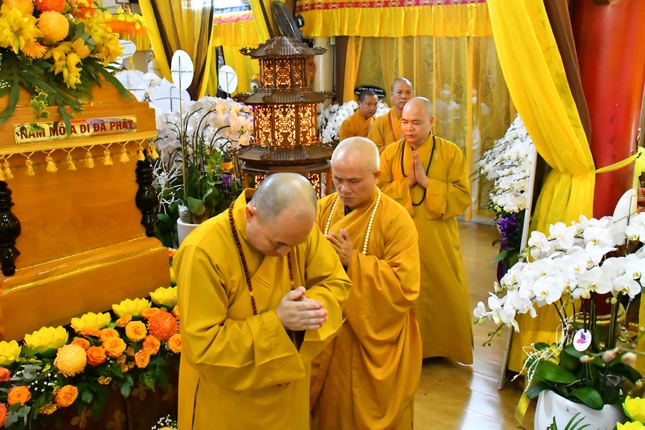 Chư Thượng tọa hữu nhiễu kim quan tiễn biệt Ni trưởng