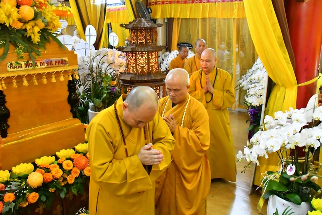 Chư Thượng tọa hữu nhiễu kim quan tiễn biệt Ni trưởng