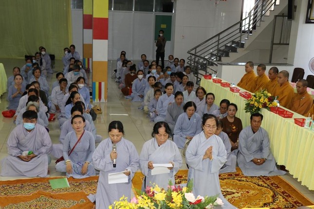 Phật tử tác bạch cúng dường phẩm vật chư tôn đức Tăng hiện tiền trong mùa An cư kiết hạ Phật tử tác bạch cúng dường phẩm vật chư tôn đức Tăng hiện tiền trong mùa An cư kiết hạ