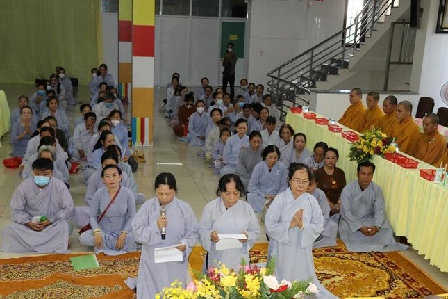 Phật tử tác bạch cúng dường phẩm vật chư tôn đức Tăng hiện tiền trong mùa An cư kiết hạ