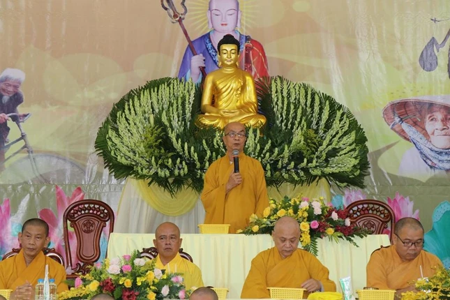 Hòa thượng Thích Nhựt Tấn ban đạo từ đến toàn thể đạo tràng