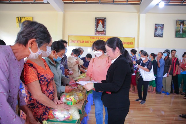 Các Phật tử, mạnh thường quân trao quà đến hộ nghèo trên địa bàn phường Định Hòa