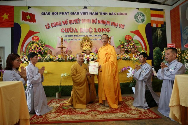 Thượng tọa Thích Quảng Tuấn trao quyết định trụ trì chùa Huệ Long đến Đại Đức Thích Quảng Ân Thượng tọa Thích Quảng Tuấn trao quyết định trụ trì chùa Huệ Long đến Đại Đức Thích Quảng Ân