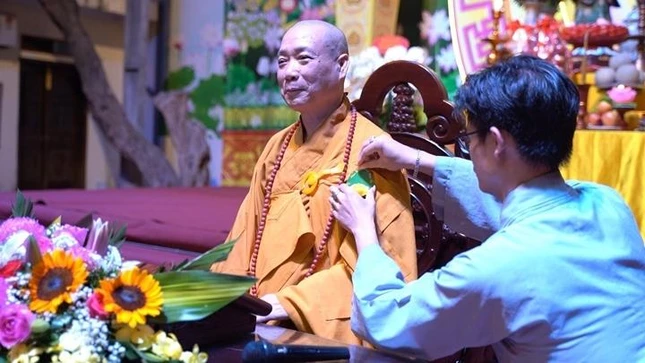 Cài hoa hồng Vu lan đến Hòa thượng Thích Bảo Nghiêm