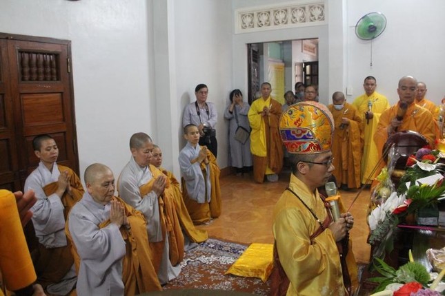 Thực hiện nghi thức cung tiến Giác linh cố Hòa thượng Tổ khai sơn chùa Dược Sư