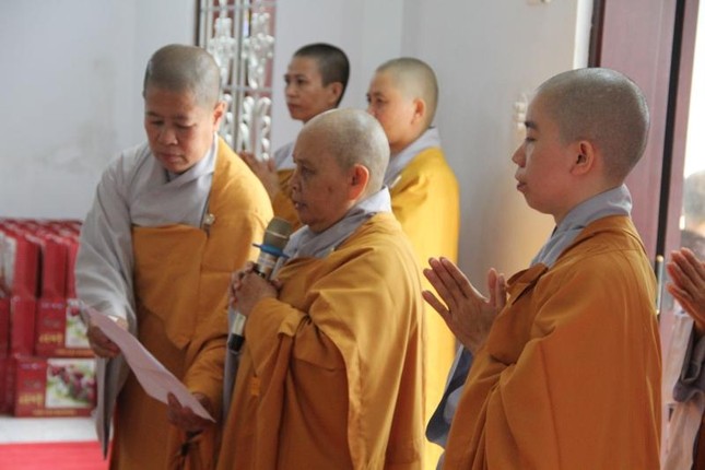 Ni sư Thích nữ Chúc Tâm dâng lời tác bạch đến tri ân chư tôn đức quang lâm chứng minh