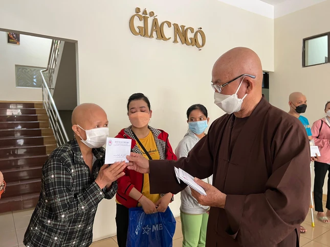 Hòa thượng Thích Tâm Viên trao tiền của bạn đọc tặng đến bệnh nhân nghèo - Ảnh: M.Tuyền Hòa thượng Thích Tâm Viên trao tiền của bạn đọc tặng đến bệnh nhân nghèo - Ảnh: M.Tuyền