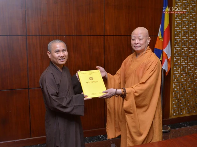 Thượng tọa Thích Minh Bảo, Ủy viên Thường trực, Trưởng ban Trị sự huyện Cần Giờ nhận quyết định
