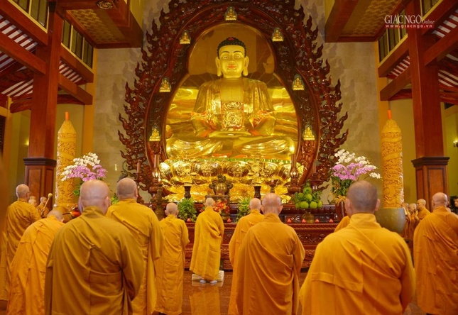 Tại chánh điện Việt Nam Quốc Tự