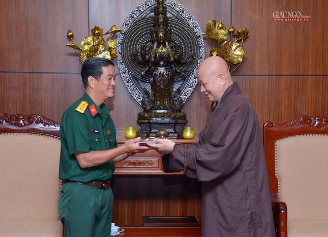 Hòa thượng Trưởng ban Trị sự GHPGVN TP.HCM tặng ấn phẩm Báo Giác Ngộ số đặc biệt Vu lan - Báo hiếu đến Thượng tá Võ Văn Thọ