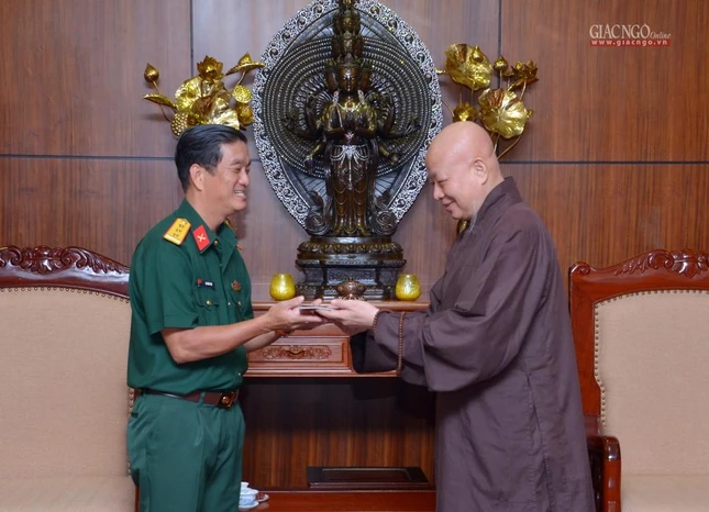 Hòa thượng Trưởng ban Trị sự GHPGVN TP.HCM tặng ấn phẩm Báo Giác Ngộ số đặc biệt Vu lan - Báo hiếu đến Thượng tá Võ Văn Thọ Hòa thượng Trưởng ban Trị sự GHPGVN TP.HCM tặng ấn phẩm Báo Giác Ngộ số đặc biệt Vu lan - Báo hiếu đến Thượng tá Võ Văn Thọ