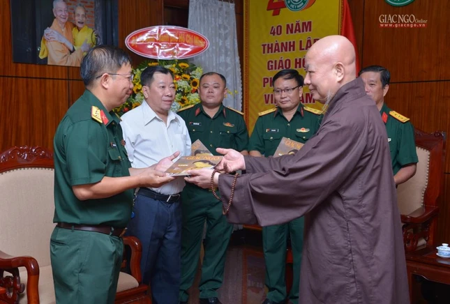 Tặng ấn phẩm Báo Giác Ngộ số đặc biệt Vu lan - Báo hiếu đến thành viên đoàn Tặng ấn phẩm Báo Giác Ngộ số đặc biệt Vu lan - Báo hiếu đến thành viên đoàn