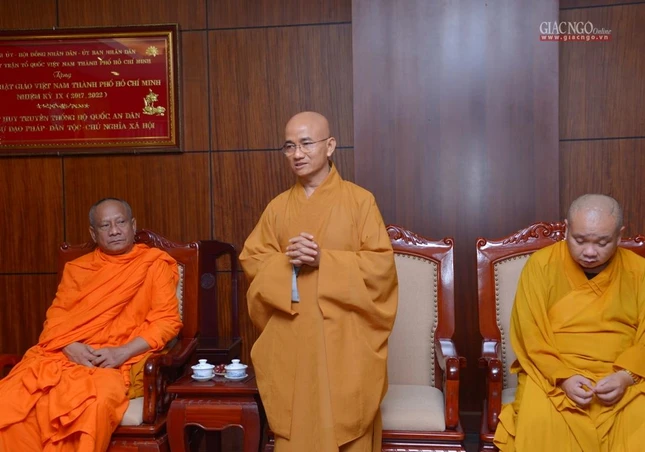 Thượng tọa Thích Thiện Quý thông tin đến đoàn về Đại lễ kỳ siêu tại Việt Nam Quốc Tự Thượng tọa Thích Thiện Quý thông tin đến đoàn về Đại lễ kỳ siêu tại Việt Nam Quốc Tự