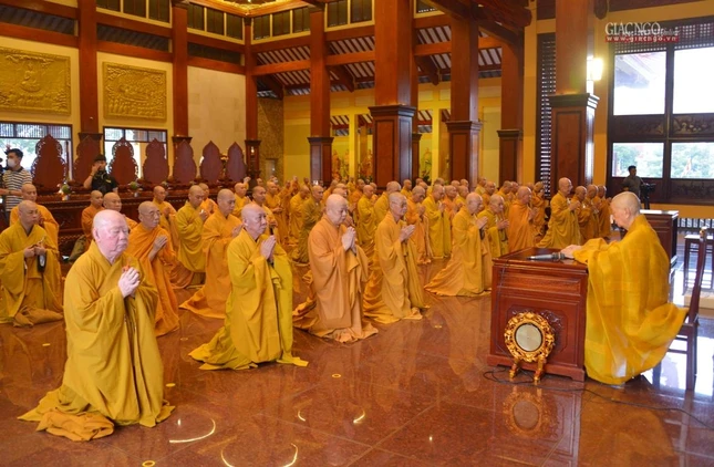 Chư tôn đức trang nghiêm trong ngày Tự tứ sau ba tháng An cư kiết hạ