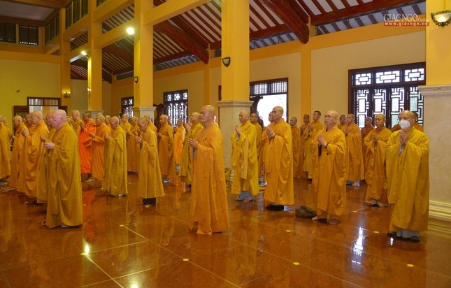 Chư Tăng cùng thực hiện thời tụng Bát-nhã tâm kinh cúng dường