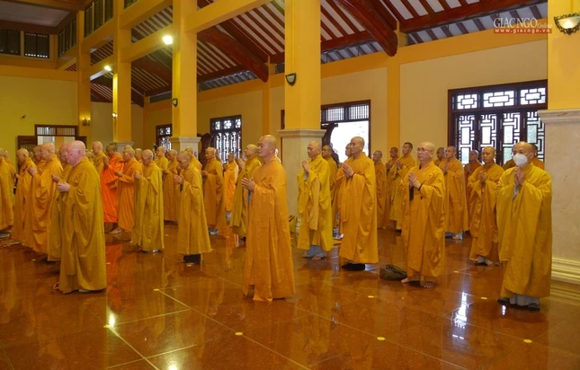 Chư Tăng cùng thực hiện thời tụng Bát-nhã tâm kinh cúng dường