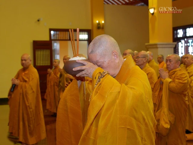Đức Quyền Pháp chủ dâng phạn thực cúng dường