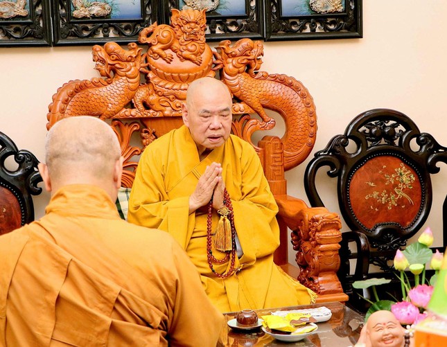 Hòa thượng Thích Huệ Thông đại diện Ban Thường trực tác bạch khánh tuế đến Hòa thượng Thích Thiện Pháp, tại chùa Phước Thành