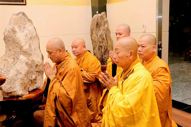 Chư tôn đức Ban Thường trực Ban Trị sự tỉnh Bình Dương đảnh lễ, dâng lời khánh tuế đến Đức Quyền Pháp chủ GHPGVN