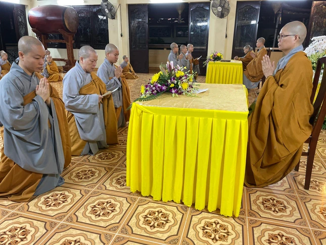 Chư Ni trường hạ Quan Âm tu viện lần lượt tác pháp Tự tứ