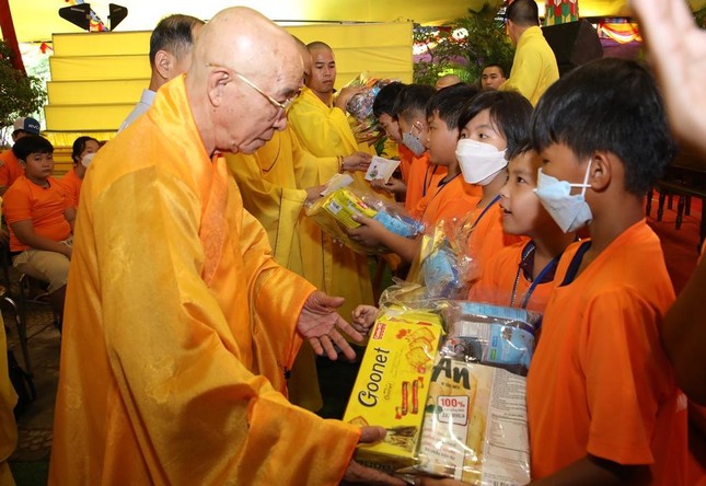 Trao tặng các phần quà ý nghĩa cho các người ảnh hưởng bởi chất độc da cam