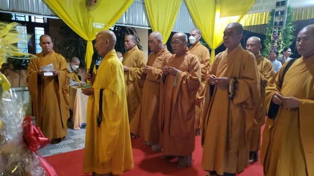 Chư tôn đức niêm hương tưởng niệm