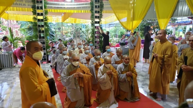 Chư Ni niêm hương tưởng niệm Giác linh Ni trưởng