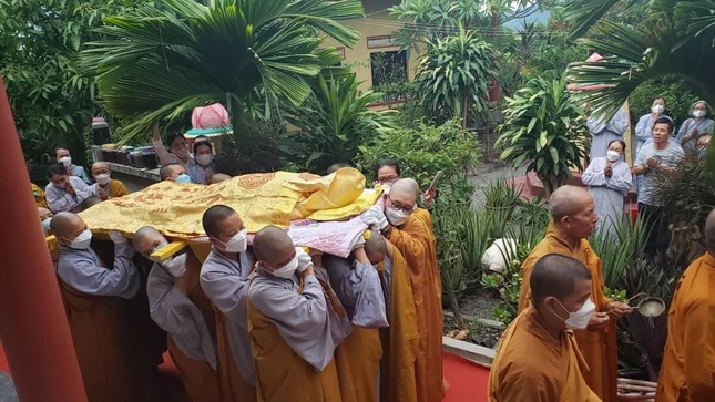 Cung thỉnh nhục thân Ni trưởng Như Minh nhập kim quan