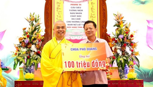 Đại đức Thích Huệ Trí trao bảng 100 triệu đồng đến Hội Nạn nhân chất độc da cam TP.Đà Nẵng