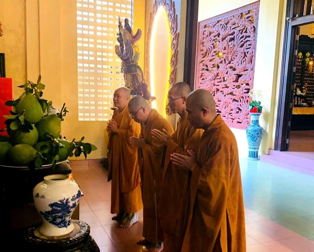 Chư tôn đức Ban Trị sự quận 10 tưởng niệm các hương linh đồng bào, chiến sĩ tử vong trong đại dịch trên địa bàn quận 10