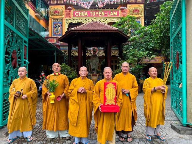 Chư tôn đức Ban Thường trực Ban Trị sự GHPGVN quận 6 rước hương linh về chùa Tuyền Lâm