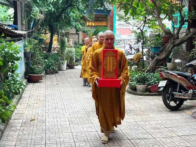 Ban Thường trực Ban Trị sự quận 6 rước chư hương linh đồng bào tử vong và các chiến sĩ, cán bộ hy sinh trong đại dịch Covid-19