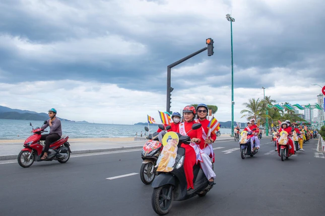Diễu hành trên các cung đường thành phố biển Nha Trang
