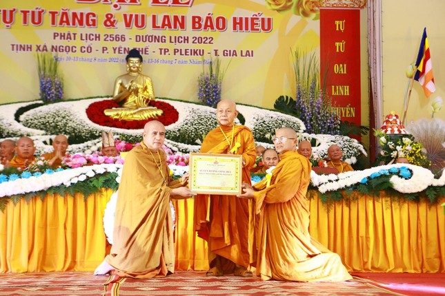 Hòa thượng Thích Giác Hùng đã trao Bằng tuyên dương công đức đến Thượng tọa Giác Hiền