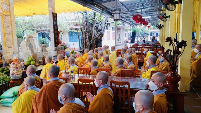 Chư Ni các tự viện về đảnh lễ, khánh tuế Hòa thượng Thích Giác Quang