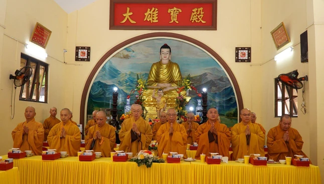 Chư tôn đức chứng minh, tham dự - Ảnh: Minh Lộc Chư tôn đức chứng minh, tham dự - Ảnh: Minh Lộc