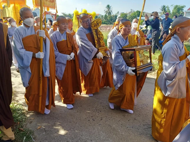 Môn đồ đệ tử củng thỉnh linh vị, di ảnh, y bát... Môn đồ đệ tử củng thỉnh linh vị, di ảnh, y bát...