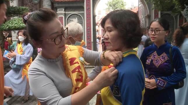 Cài bông hồng Vu lan Cài bông hồng Vu lan