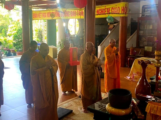 Tại chùa Đức Phú, Ban Trị sự Phật giáo huyện cùng chư Tăng tiến hành khóa lễ cầu siêu, nguyện chư hương linh siêu sinh về cõi lành