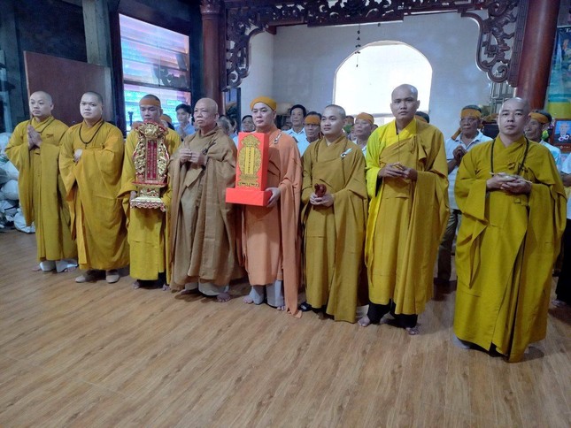 Thượng tọa Thích Thiện Từ cùng chư Tăng rước chư hương linh về chùa