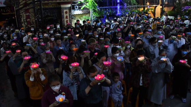 Những ngọn nến tri ân công cha nghĩa mẹ Những ngọn nến tri ân công cha nghĩa mẹ