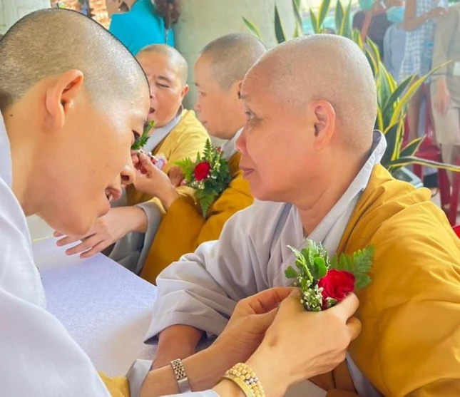 Cài hoa hồng tại Đại lễ Vu lan - Báo hiếu tại chùa Bảo An